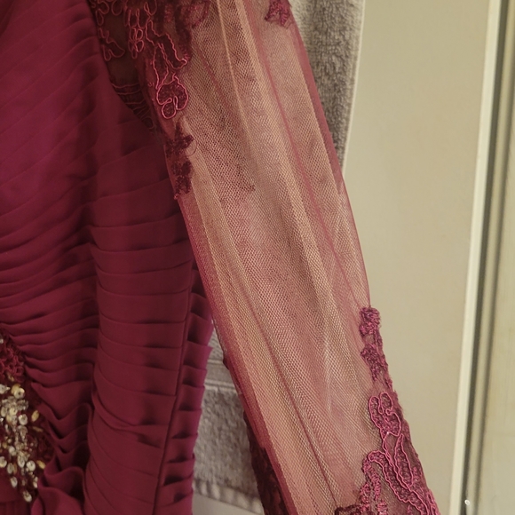 Formal dresses - Picture 3 of 10